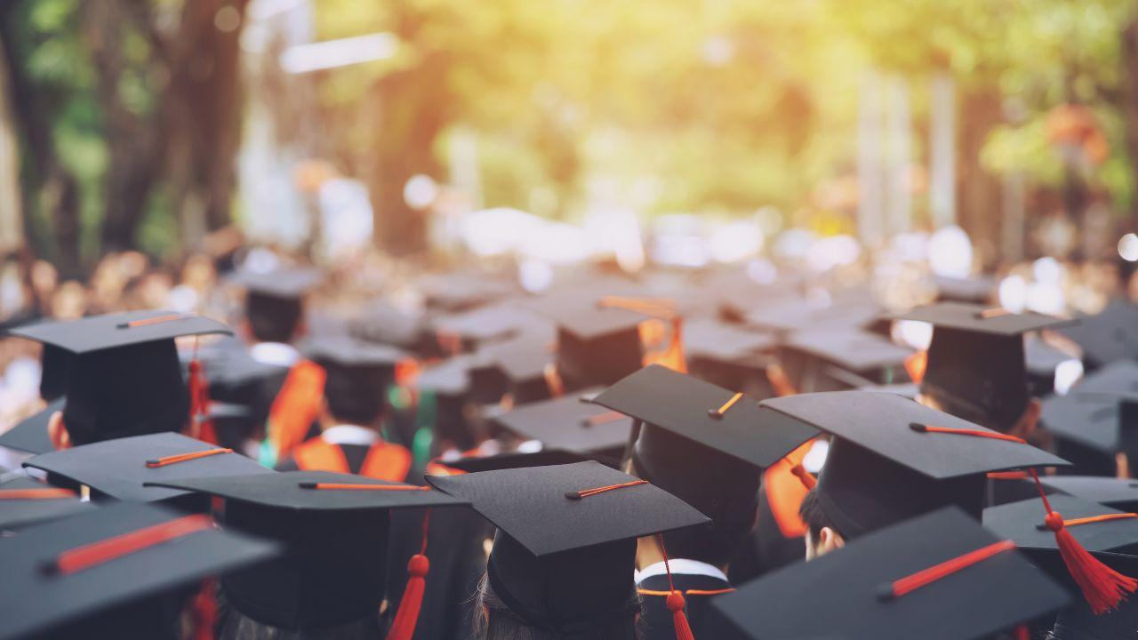 Dampak Media Sosial Terhadap Kehidupan Mahasiswa