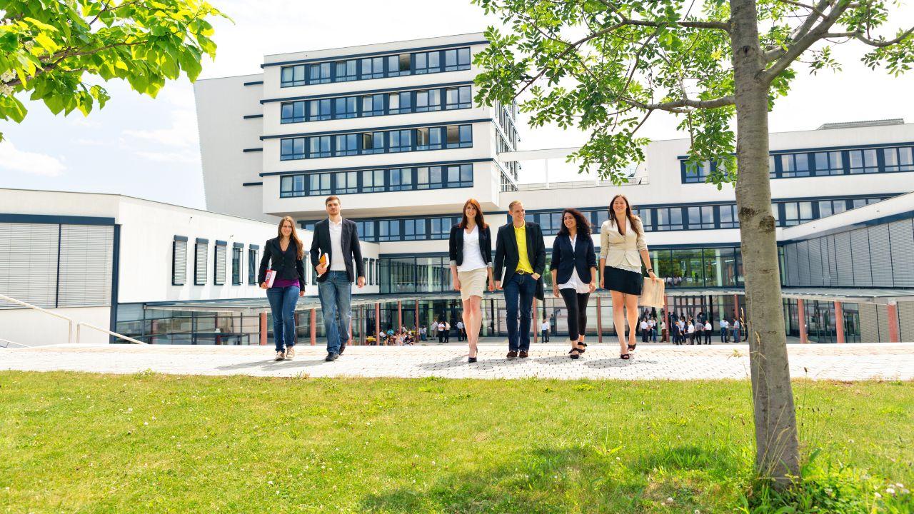 Mahasiswa Dan Tantangan Menghadapi Dunia Kerja Setelah Lulus