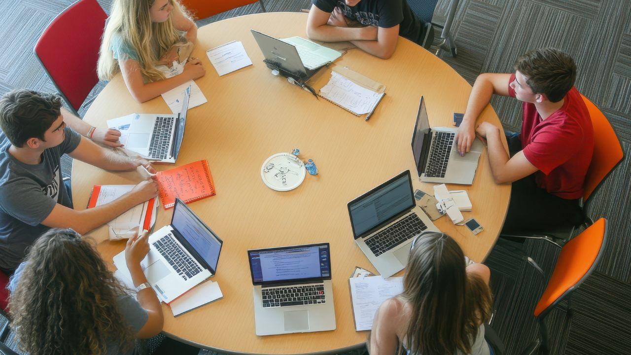 Mahasiswa Dan Kepemimpinan: Membangun Generasi Yang Visioner