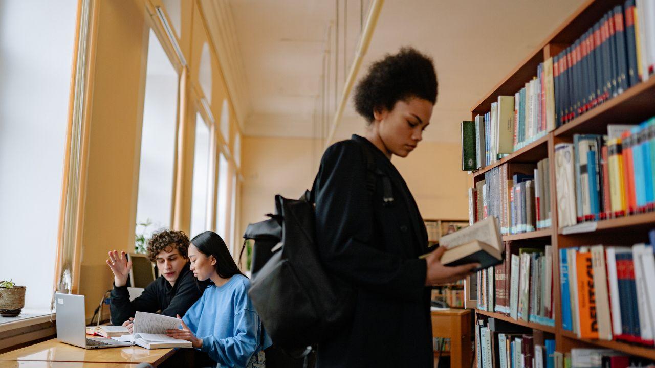 Pengaruh Lingkungan Pertemanan Terhadap Prestasi Mahasiswa