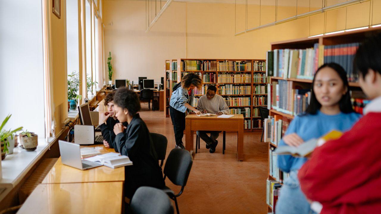 Mahasiswa Di Era Digital Dan Tantangan Mengelola Informasi Akademik