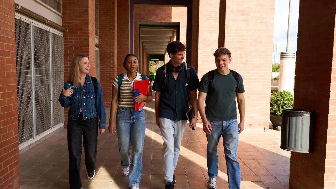 Mahasiswa Dalam Ekosistem Pendidikan Tinggi Indonesia: Membangun Kapasitas Akademik Dan Keseimbangan Sosial