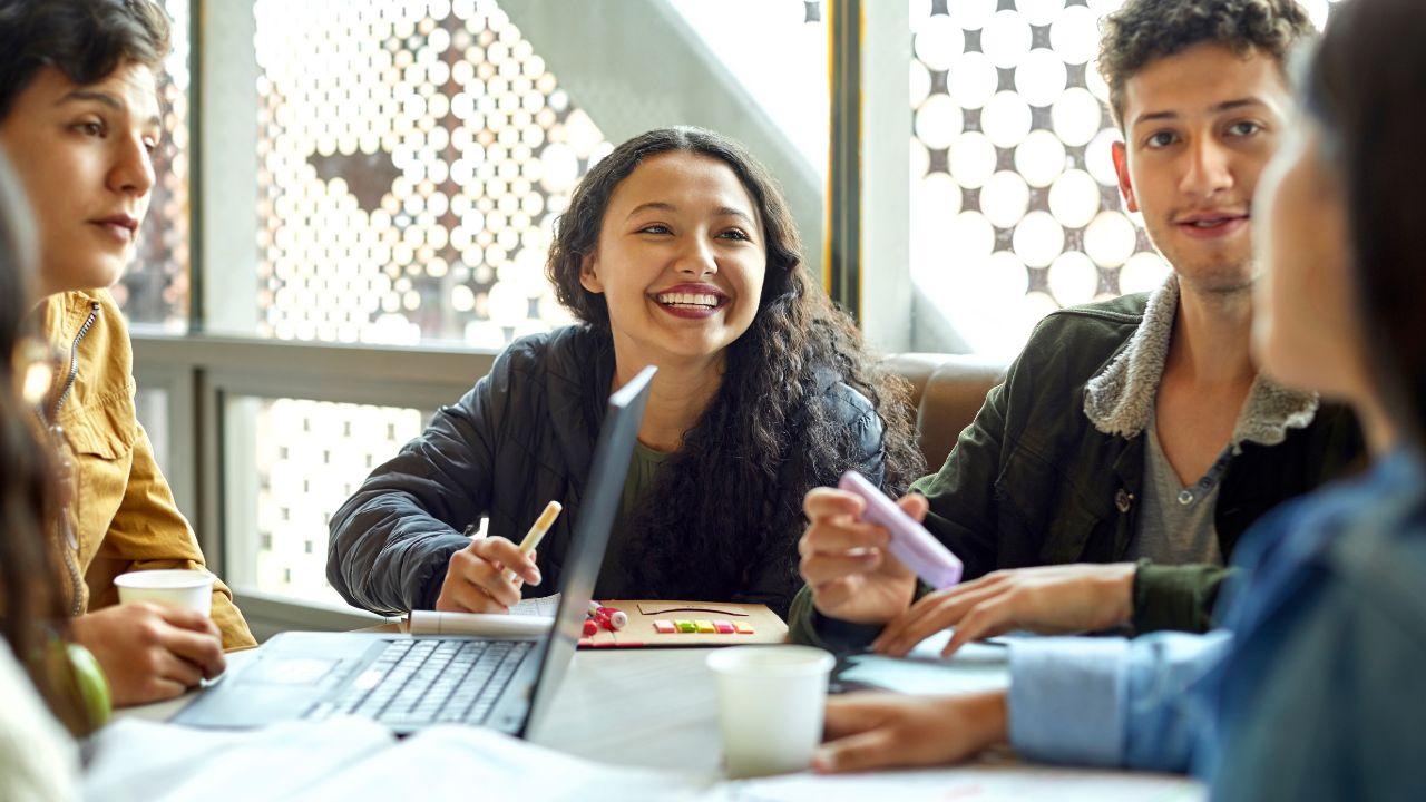 Pergaulan Mahasiswa Dan Pengaruhnya Terhadap Pembentukan Sikap Akademik Dan Sosial