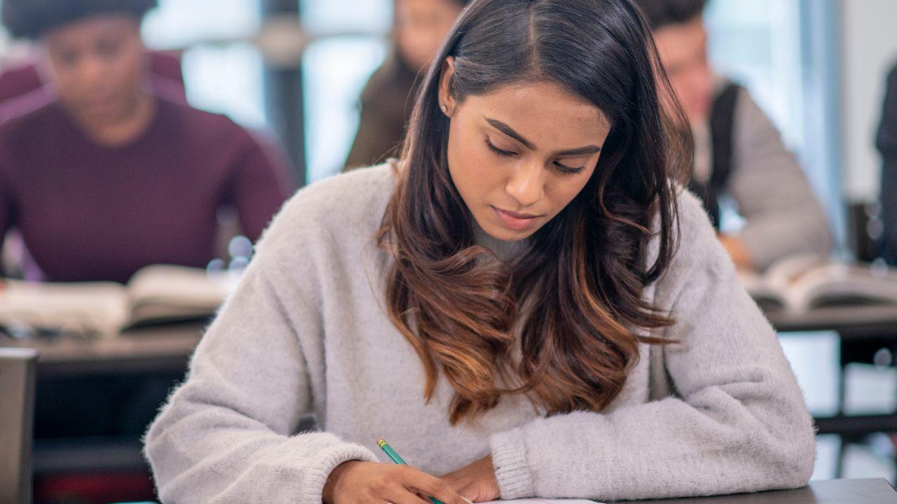 Pergaulan Mahasiswa Di Era Digital: Peluang, Tantangan, Dan Dampaknya Terhadap Pendidikan Tinggi