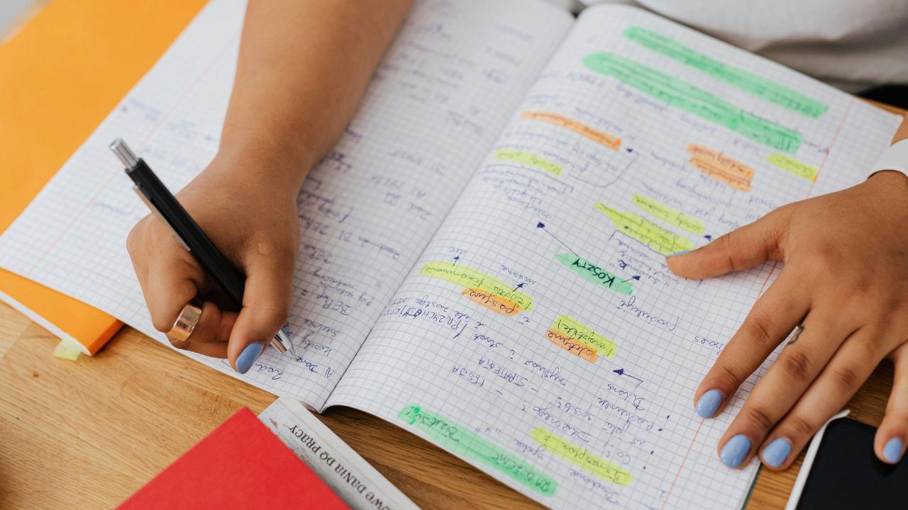 Keseimbangan Akademik Dan Kehidupan Sosial Mahasiswa Dalam Lingkungan Kampus Modern