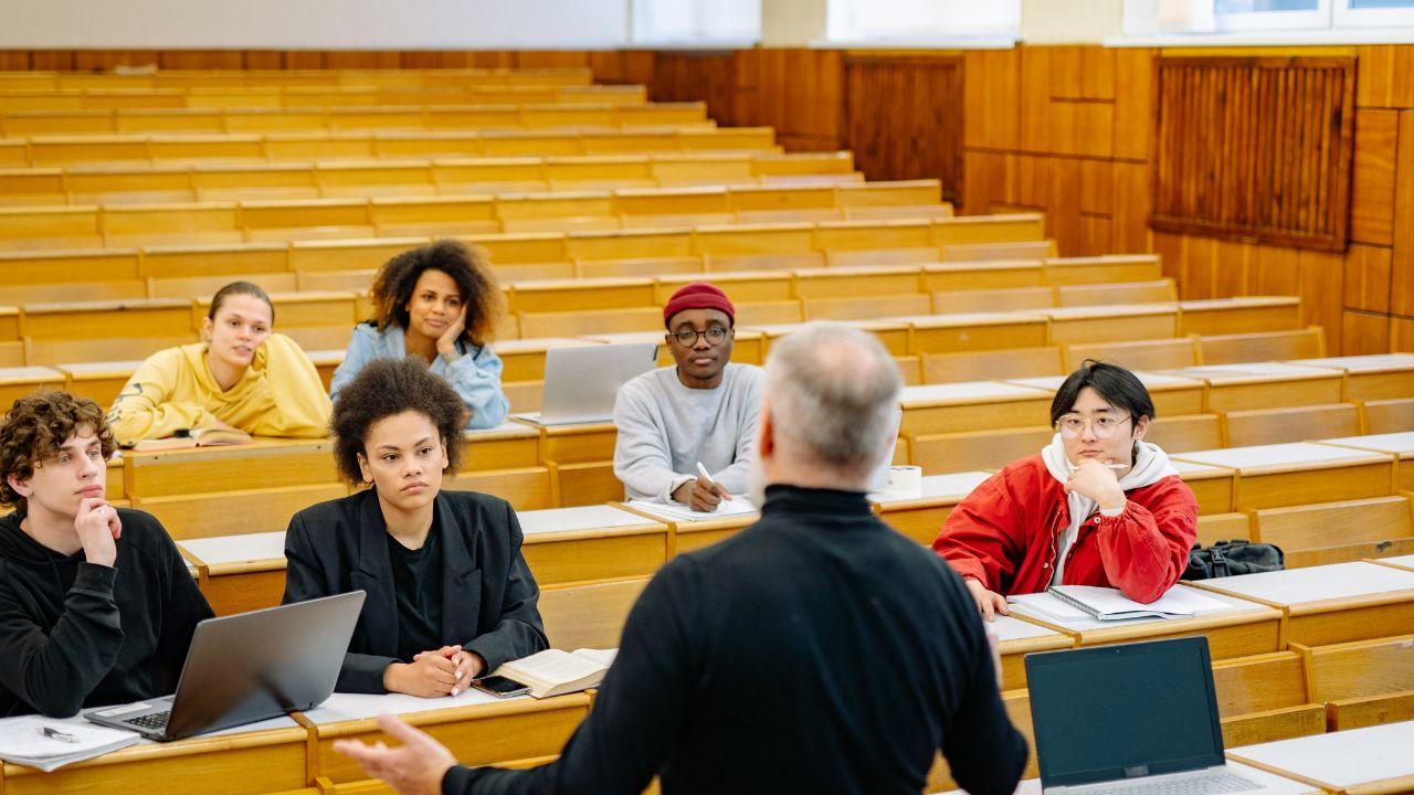 Pergaulan Mahasiswa Di Kampus: Membangun Relasi Positif Dan Lingkungan Belajar Yang Sehat
