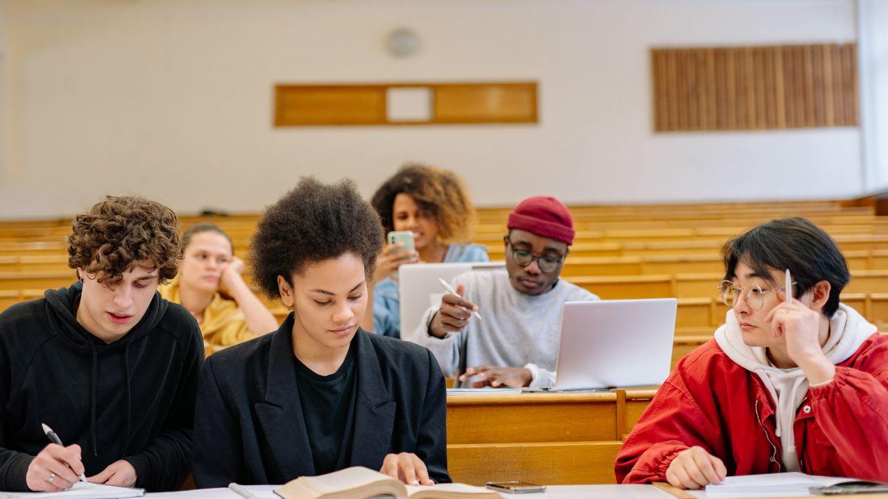 Kehidupan Mahasiswa Di Universitas: Belajar, Berorganisasi, Dan Menjaga Kesehatan