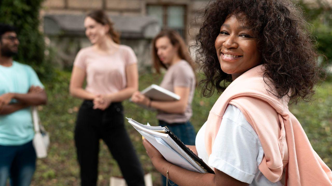 Kehidupan Pergaulan Mahasiswa Di Kampus Dan Pengaruhnya Terhadap Perkembangan Diri