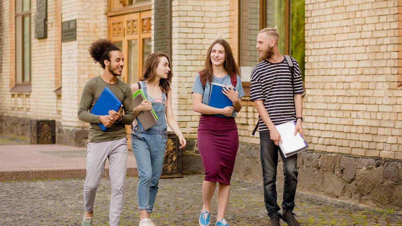 Adaptasi Mahasiswa Baru Dalam Lingkungan Universitas Di Indonesia