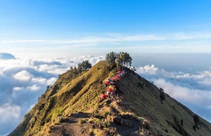 Menaklukkan Gunung Rinjani Bersama Rinjani Trekking Guide