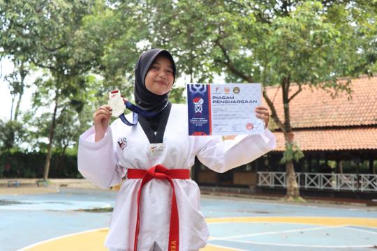 Gambar Artikel Prestasi Gemilang Mahasiswa Sistem Informasi Masoem University: Vera Amellia Raih Silver Medals Taekwondo Nasional