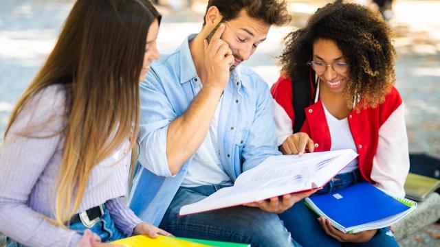 Mahasiswa Dan Strategi Menghadapi Dunia Kerja: Persiapan Sejak Di Bangku Kuliah