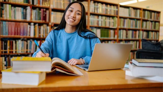 Gambar Artikel Mahasiswa Dan Pengembangan Industri Kreatif Berbasis Teknologi: Menjadi Pionir Ekonomi Kreatif
