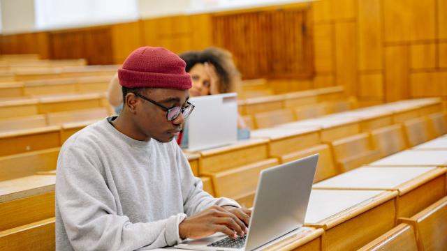 Mahasiswa Indonesia Dan Peran Ekonomi Digital Dalam Transformasi Dunia Kampus