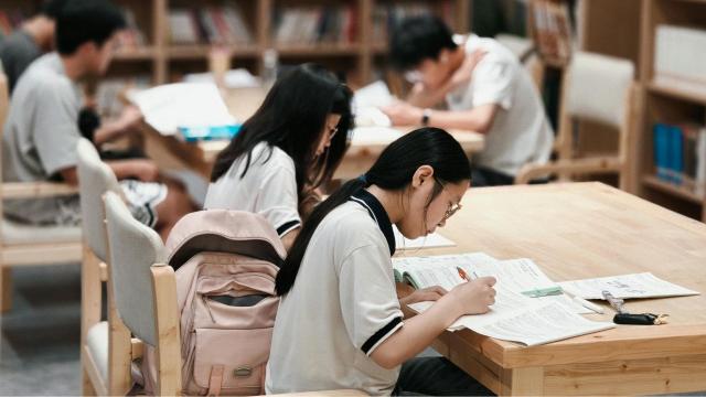 Mahasiswa Masa Kini: Menavigasi Pendidikan, Pergaulan, Dan Kesehatan Di Era Modern