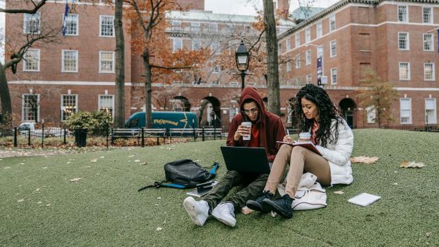 Mahasiswa Dan Peran Teknologi Dalam Pembelajaran Modern: Mengoptimalkan Ilmu, Etika, Dan Kesehatan