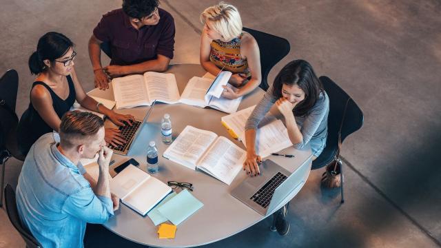 Gambar Artikel Membangun Kemampuan Berpikir Kritis Mahasiswa Indonesia Dalam Menghadapi Kompleksitas Global