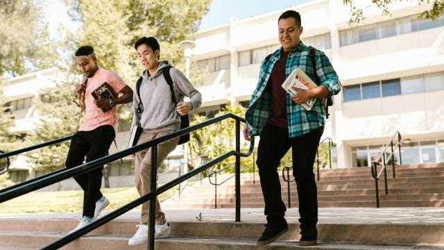 Gambar Artikel Kehidupan Mahasiswa Indonesia Holistik: Menyatukan Akademik, Sosial, Dan Kesehatan Untuk Masa Depan