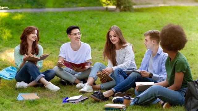 Mahasiswa Dan Keseimbangan Hidup: Mengelola Akademik, Organisasi, Dan Kesehatan Di Kampus Indonesia