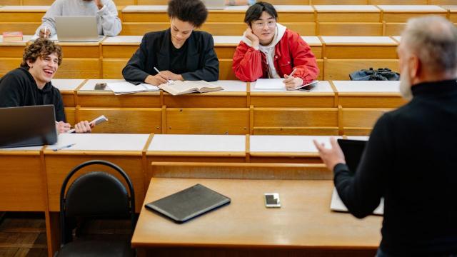 Gambar Artikel Mahasiswa Visioner Di Kampus Indonesia: Peran Karakter, Organisasi, Dan Pergaulan Dalam Membangun Masa Depan