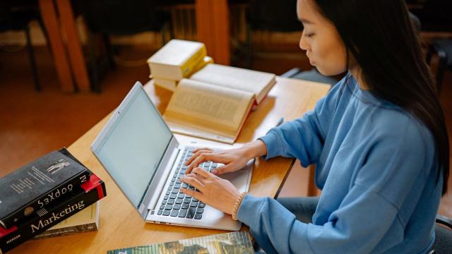Gambar Artikel Mahasiswa Bermental Tangguh: Peran Pendidikan Karakter, Organisasi, Dan Pergaulan Dalam Menghadapi Tantangan Kampus