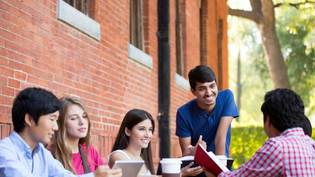 Mahasiswa Dan Adaptasi Lingkungan Kampus: Menyelaraskan Pendidikan, Organisasi, Pergaulan, Dan Kesehatan Di Universitas Indonesia