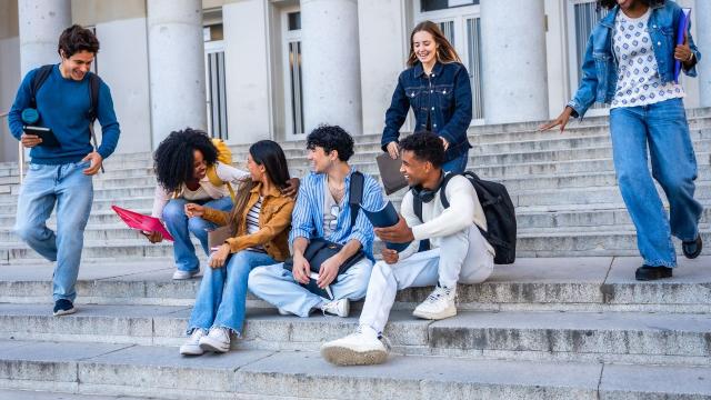 Gambar Artikel Mahasiswa Yang Bekerja Sambil Kuliah Dan Tantangan Yang Dihadapi