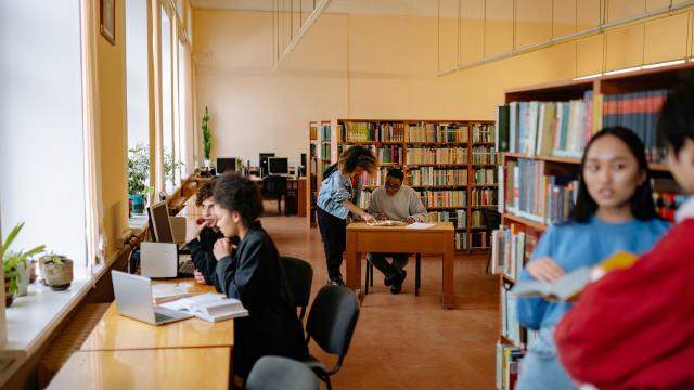 Gambar Artikel Mahasiswa Dan Realitas Menyeimbangkan Akademik, Organisasi, Dan Kehidupan Pribadi