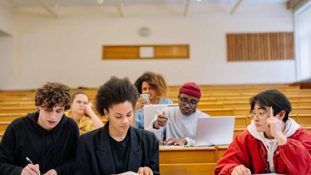Gambar Artikel Mahasiswa Dan Pengaruh Lingkungan Pertemanan Terhadap Prestasi Akademik