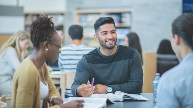 Mahasiswa Indonesia Di Tengah Tantangan Dunia Pendidikan Modern