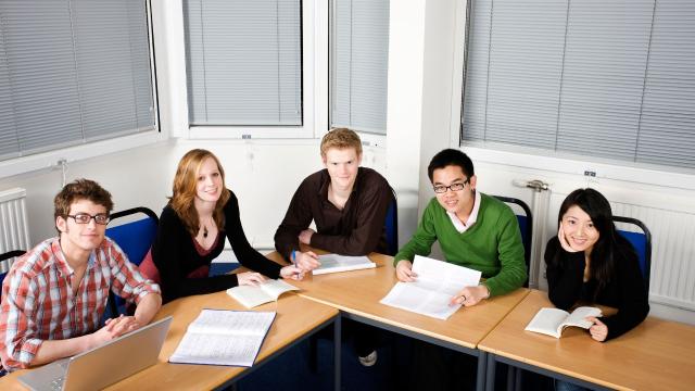 Gambar Artikel Mahasiswa Indonesia Menghadapi Dinamika Akademik Dan Sosial