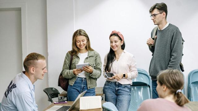 Pengaruh Pergaulan Mahasiswa Terhadap Motivasi Dan Prestasi Akademik