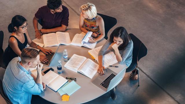 Rospek Karier Lulusan Berbagai Program Studi Di Indonesia