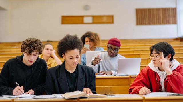 Mahasiswa Indonesia Dan Pentingnya Keterampilan Komunikasi Di Dunia Kampus