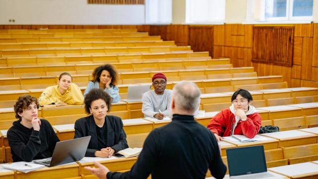 Gambar Artikel Mahasiswa Indonesia Dan Peran Dosen Sebagai Pembimbing Akademik Dan Karakter