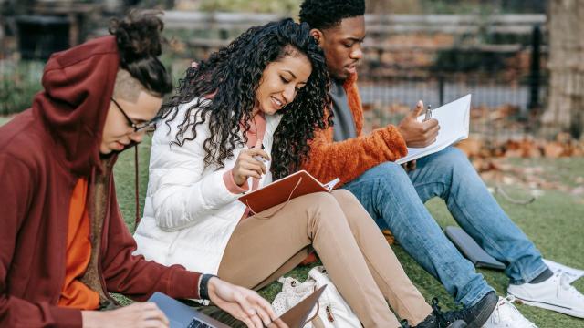 Mahasiswa Indonesia Dan Pentingnya Literasi Dalam Menunjang Prestasi Akademik