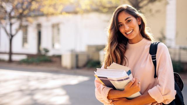Kehidupan Mahasiswa Di Universitas Indonesia: Tantangan Dan Peluang Pendidikan Tinggi