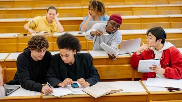 Gambar Artikel Peran Universitas Dalam Mendukung Keseimbangan Akademik Dan Kehidupan Mahasiswa