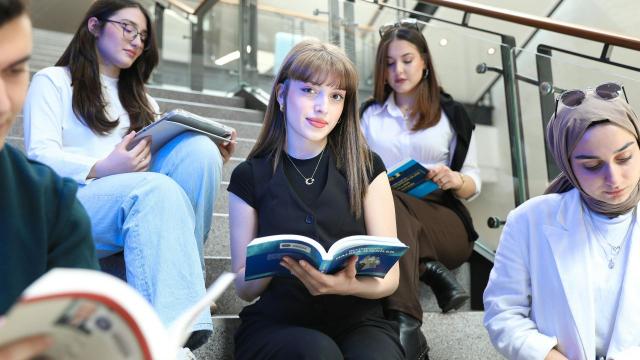 Mahasiswa Dan Pentingnya Keseimbangan Akademik Serta Kehidupan Sosial