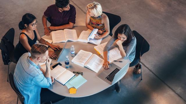 Mahasiswa Dan Peran Alumni Dalam Meningkatkan Kualitas Pendidikan Tinggi