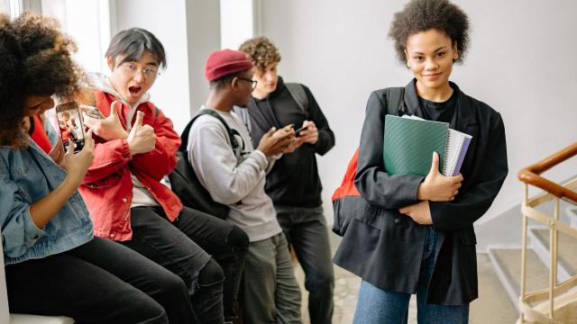 Gambar Artikel Hidup Mahasiswa: Antara Tugas Kuliah, Persahabatan, Dan Kesehatan Mental