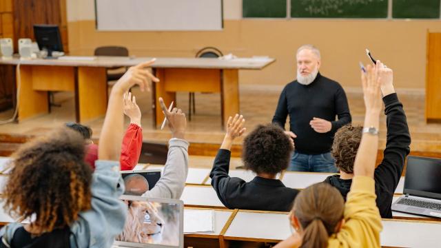 Mahasiswa Indonesia: Keseimbangan Antara Studi, Sosial, Dan Kesehatan