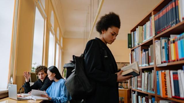 Gambar Artikel Mahasiswa Di Era Modern: Menyeimbangkan Kuliah, Sosial, Dan Kesehatan