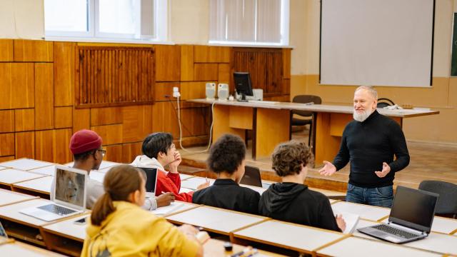 Gambar Artikel Mahasiswa Dan Ritme Hidup: Menyeimbangkan Tugas, Teman, Dan Kesehatan