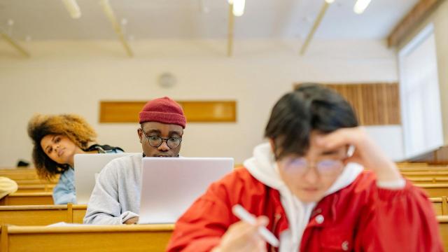 Gambar Artikel Mahasiswa Indonesia: Dinamika Akademik, Sosial, Dan Kesehatan Mental