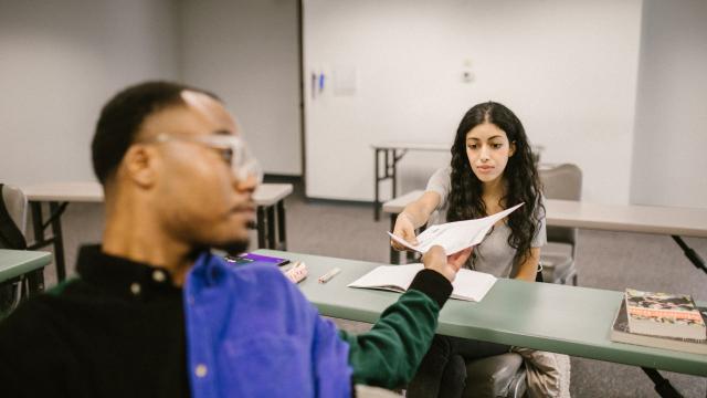 Gambar Artikel Mahasiswa Di Tengah Kesibukan: Strategi Bertahan Hidup Di Kampus