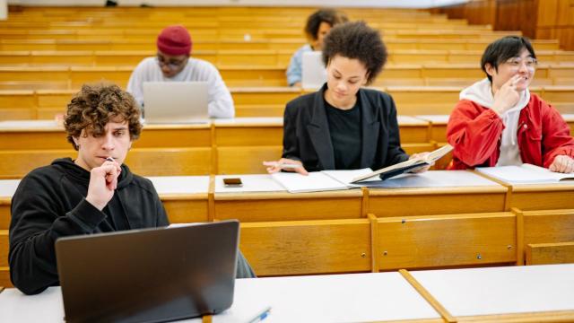 Gambar Artikel Mahasiswa Indonesia: Keseimbangan Akademik, Sosial, Dan Kesehatan Mental
