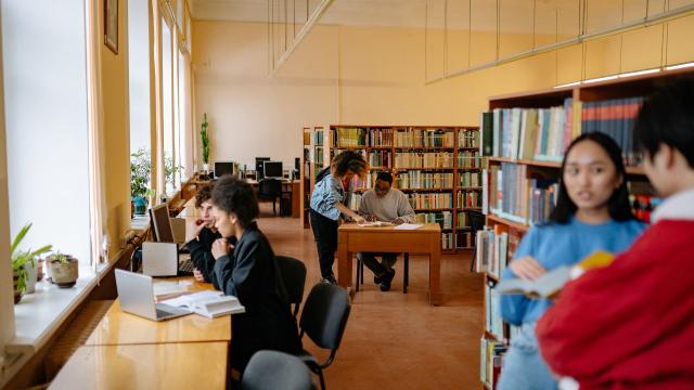 Gambar Artikel Mahasiswa Inspiratif: Menggabungkan Akademik, Kreativitas, Dan Empati