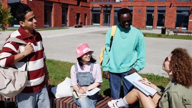 Gambar Artikel Menavigasi Dunia Kampus: Keseimbangan Antara Studi Dan Kehidupan Sosial