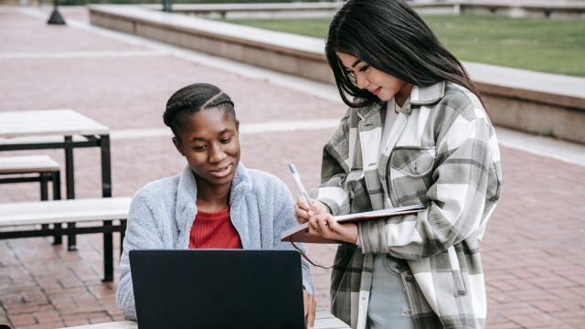 Menyusun Langkah Di Dunia Akademik: Strategi Mahasiswa Bertahan Dan Berkembang